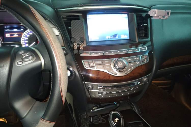 Used Infiniti QX60 (Import) 2016 2.5 S/C Hybrid Two-Wheel-Drive Excellence Edition China V Standard
