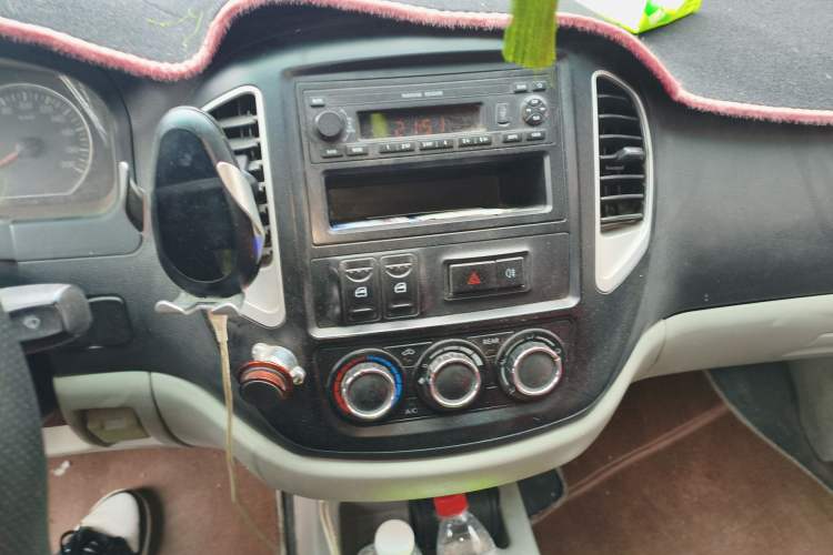 Used FORTHING Lingzhi 2015 V3 1.5L 5-Seater Special Offer Model Audio And AC Panel