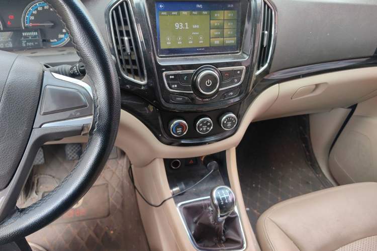 Used Baojun 730 2014 1.5L manual Comfort ESP version 7 seats Audio And AC Panel