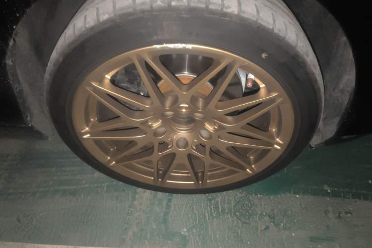 Used BMW 2 Series 2019 225i Convertible Coupe Sports Design Package Right Front Wheel Hub