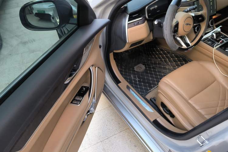 Used Jaguar XFL 2023 XFL 2.0T P250 Two-Wheel-Drive Prestige Luxury Gold Edition