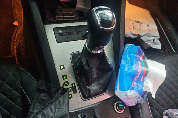 Used Skoda Octavia 2018 1.6L Automatic Luxury Edition Gear Lever