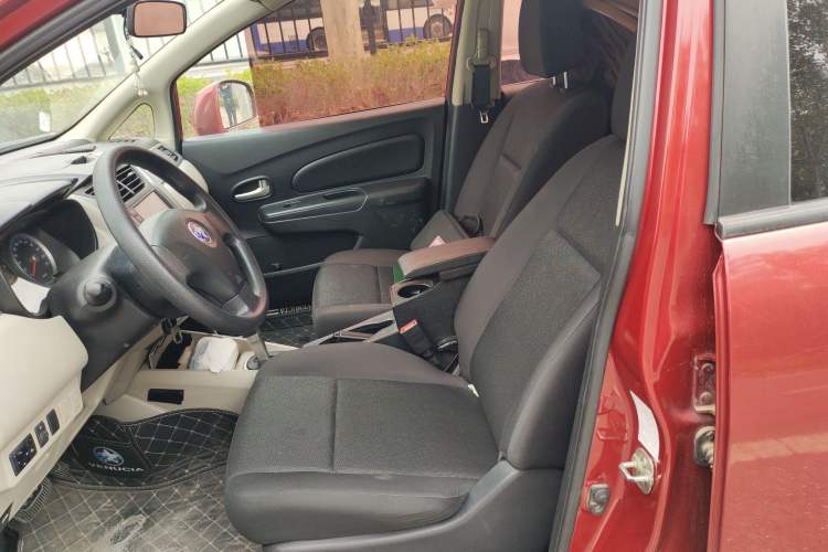 Used Venucia R50 2015 1.6L Automatic Fashion Edition
