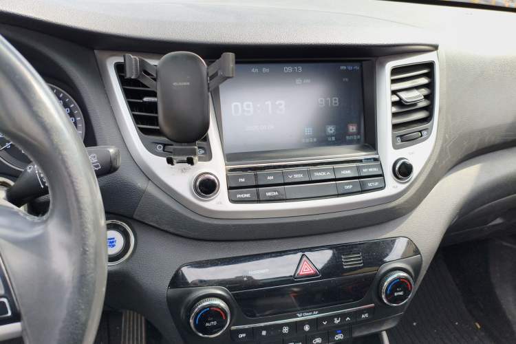 Used Hyundai Tucson 2018 1.6T Dual-Clutch Two-Wheel Drive 15th Anniversary Special Edition Audio And AC Panel