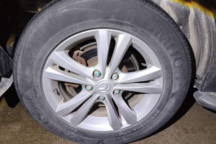 Used HYOSOW S3 2014 1.8L Prestige Version China IV Emission Standard Right Front Wheel Hub