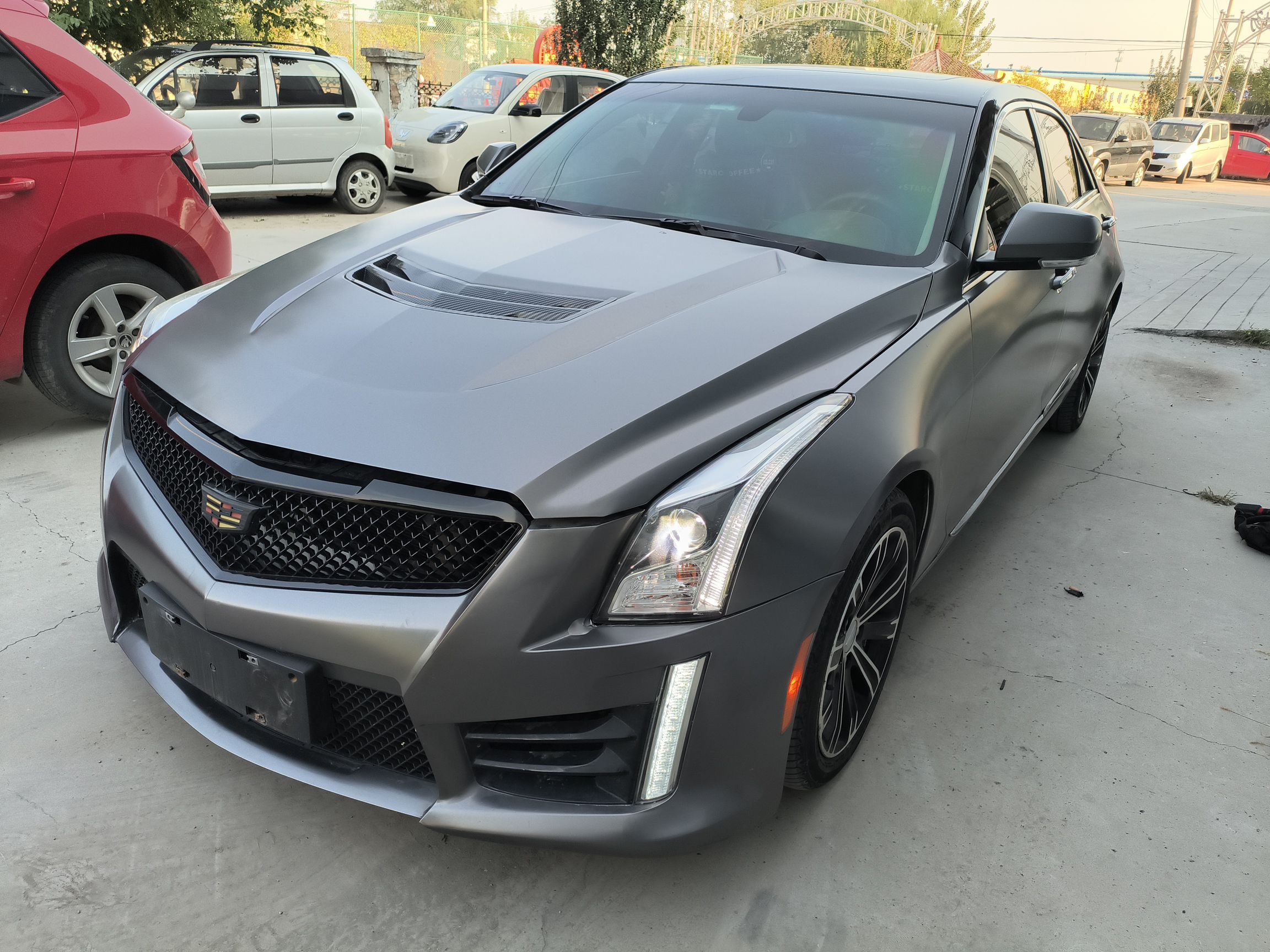 تحت مقدمة السيارة