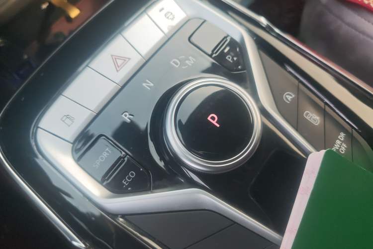 Used SAIC MAXUS G20 2021 Facelifted PLUS 2.0T Gasoline Automatic Luxury Edition Gear Lever