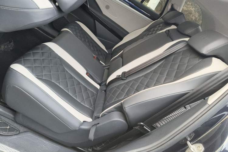 Used Volkswagen ID.6 CROZZ 2022 Long-Range PRO Edition Left Rear Seat