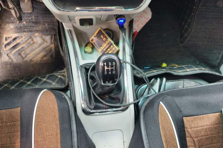 Used Jinbei Hiace X30 2024 1.5L Wealthy Van Model 2/5 Seats with Front-Mounted Air Conditioning Gear Lever