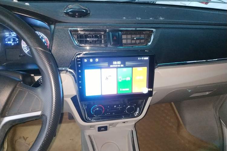 Used Jinbei New Hiace X30L 2024 Champion Edition Van 2/5 Seats Front-Mounted Air Conditioning