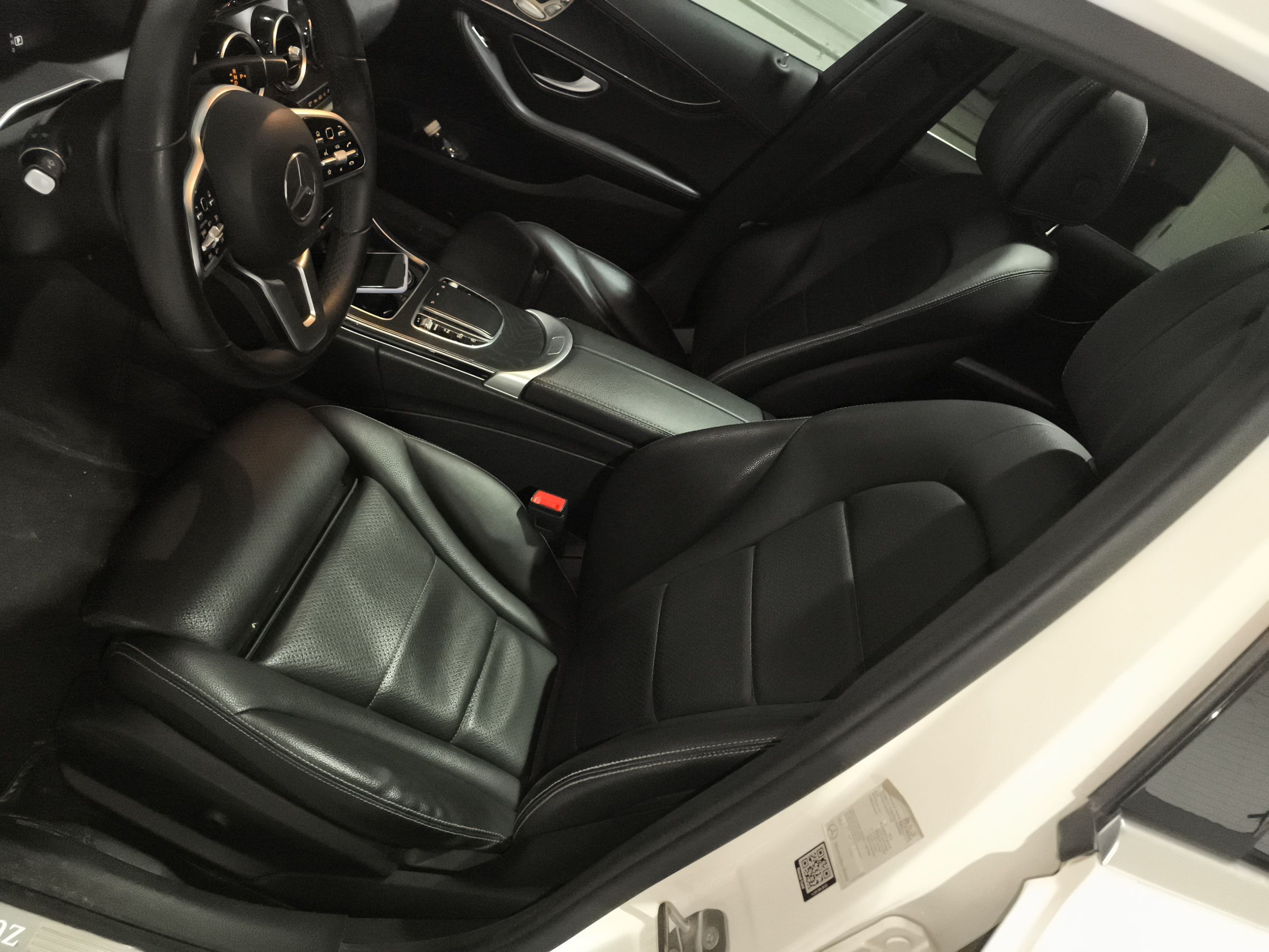 المقاعد الأمامية داخل السيارة