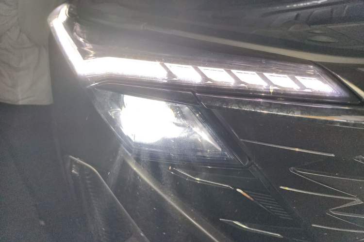 Used CHANGAN OSHAN Z6 2022 Blue Whale 1.5T DCT Smart Edition Right Front Headlight