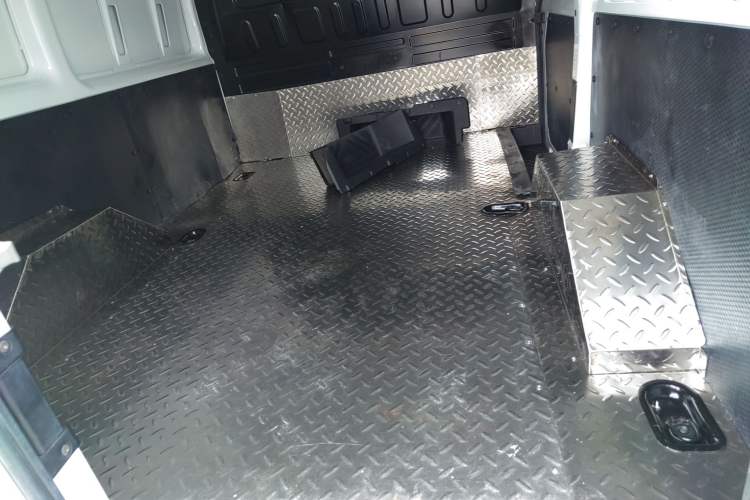 Used JMC Fushun 2023 2.0T Automatic Short-Wheelbase Low-Roof Commercial Van 2/3 Seats with Dual-Opening Tailgate