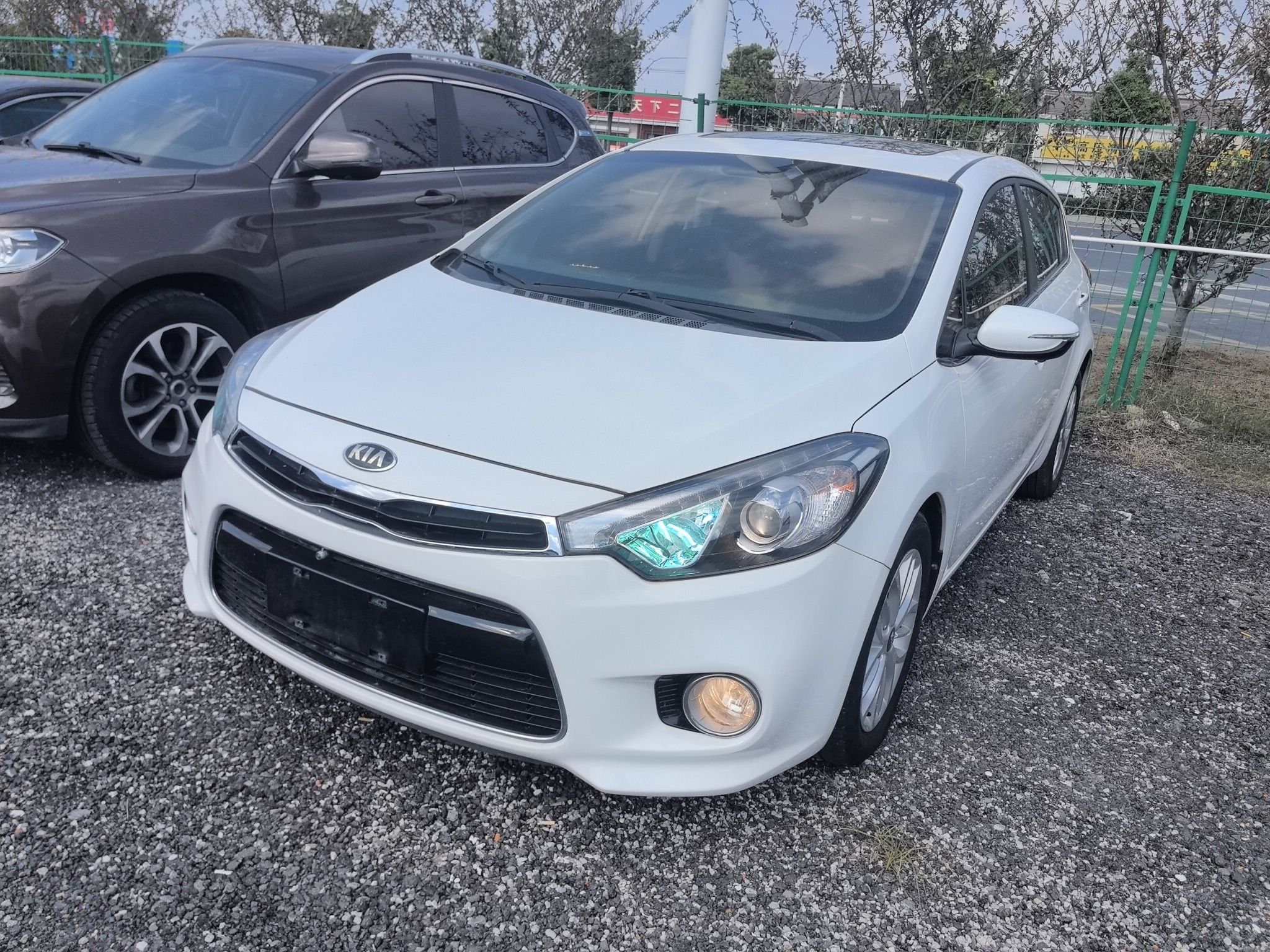 Под передней частью автомобиля