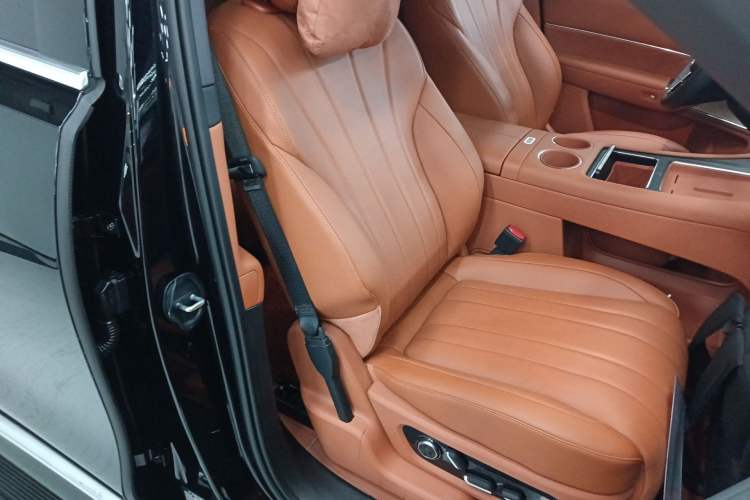 Used Hima AITO M8 2025 Extended-Range Max+ Version 53.4 kWh 6-Seater Edition Right Front Seat