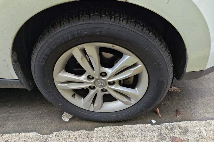 Used Hyundai ix35 2012 2.0L Automatic Two-Wheel Drive Elite Edition GLS Right Front Wheel Hub