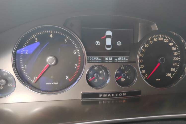 Used Volkswagen Phaeton 2012 3.0L Business Edition Odometer Close Up