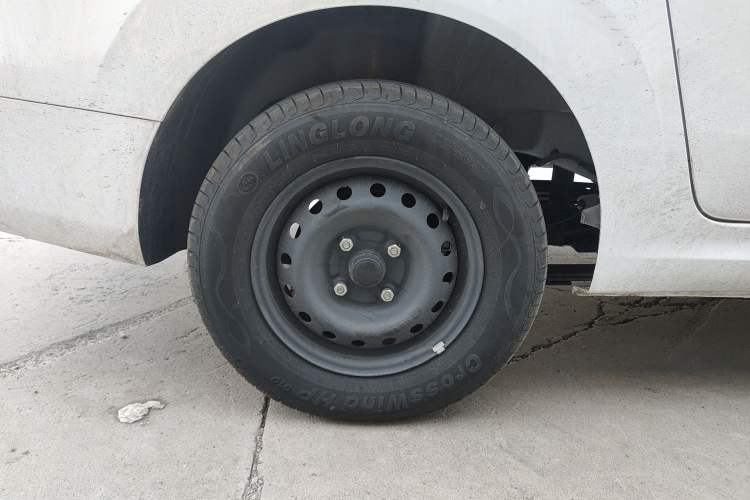 Used Wuling Hongguang New Energy 2024 All-Electric Model 300KM Standard Version Right Rear Wheel Hub