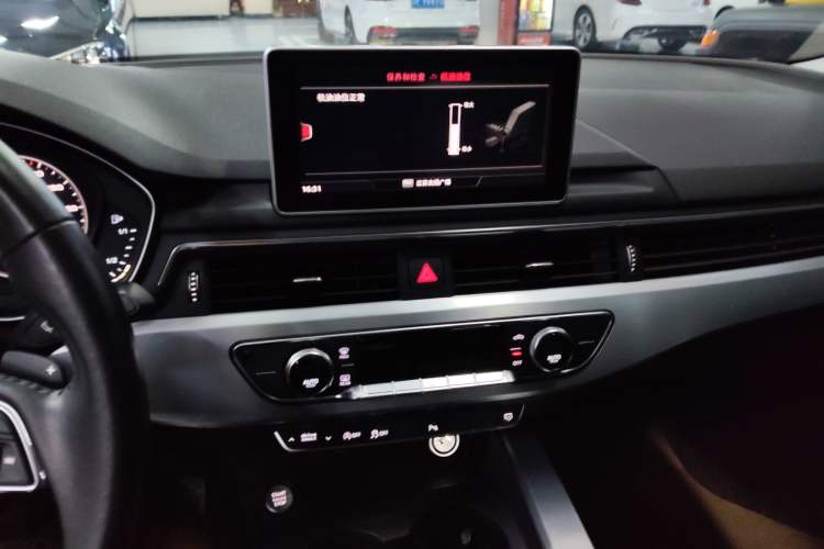 Used Audi A4L 2018 30th Anniversary Edition 40 TFSI Fashion Model Audio And AC Panel