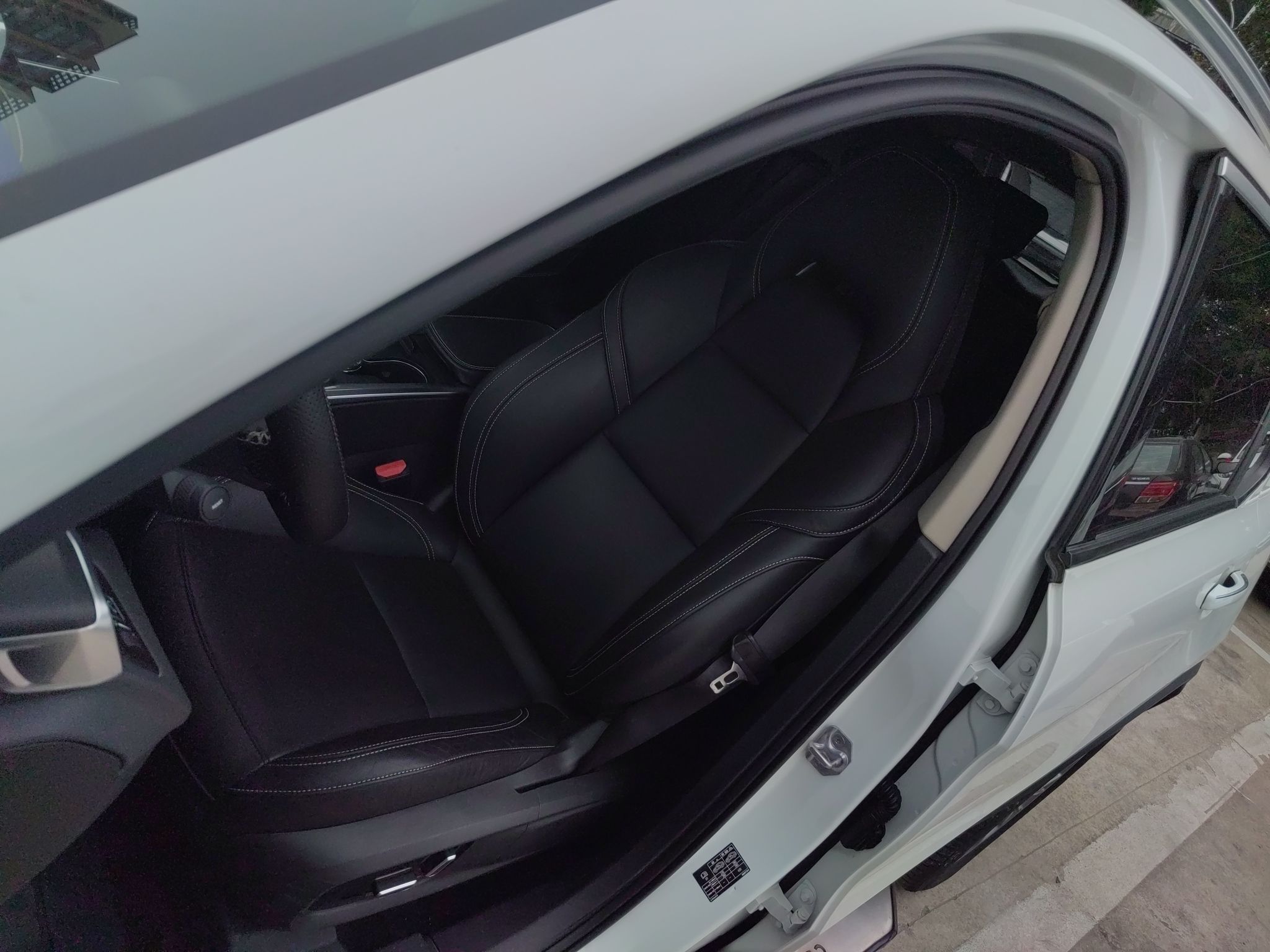 Переднее сиденье в автомобиле