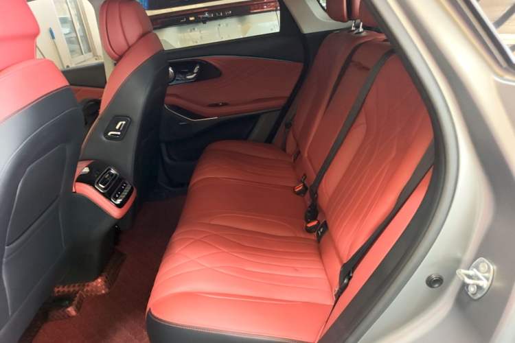 Ojetý EXEED Stellar 2023 400T Two-Wheel Drive Luxury Edition