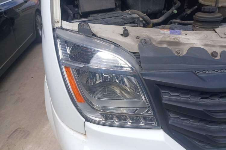 Used SAIC MAXUS Xintu V80 2018 2.5T 6-speed manual Aoyuntong short-wheelbase ultra-low roof 5- or 6-seat model
