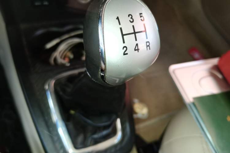 Used FAW Yingzhi G3 2014 1.5L Manual ZhiZun Edition Gear Lever