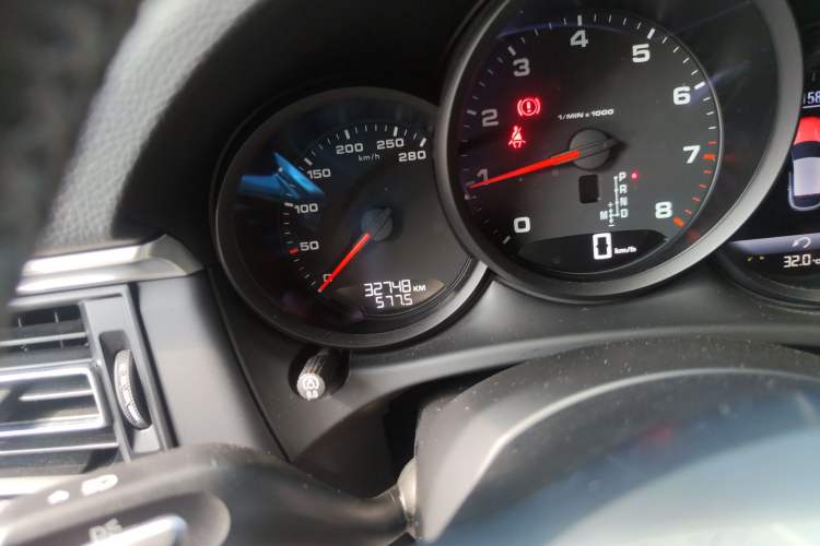 Used Porsche Macan 2018 Macan 2.0T Odometer Close Up