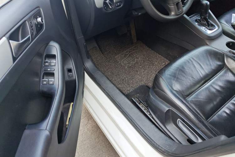 Used Volkswagen Sagitar 2012 1.6L Automatic Comfort Edition Driver Seat