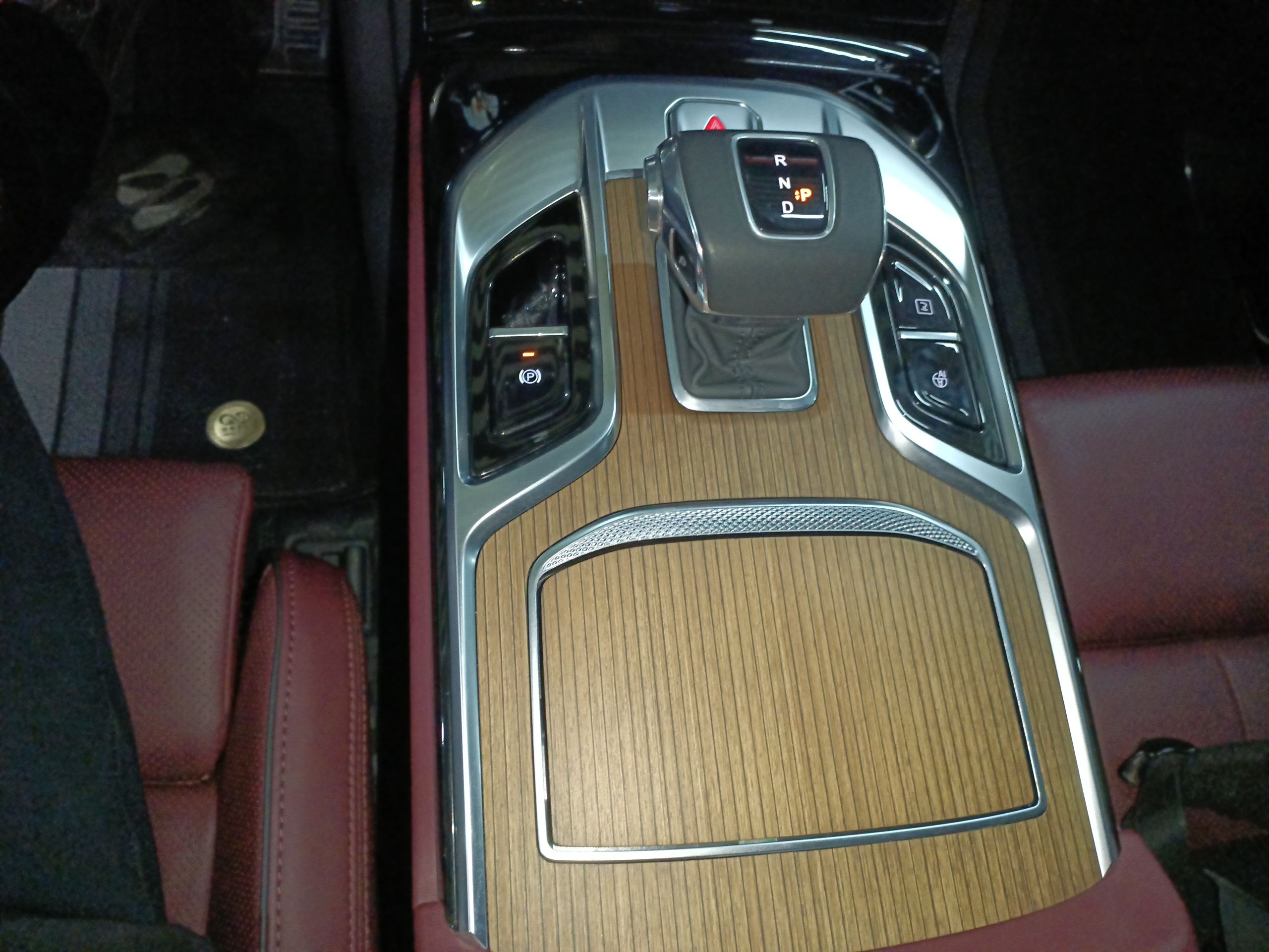 Hongqi E-HS9 2022 660 km Range Flagway Edition Six Seats — снимка 16