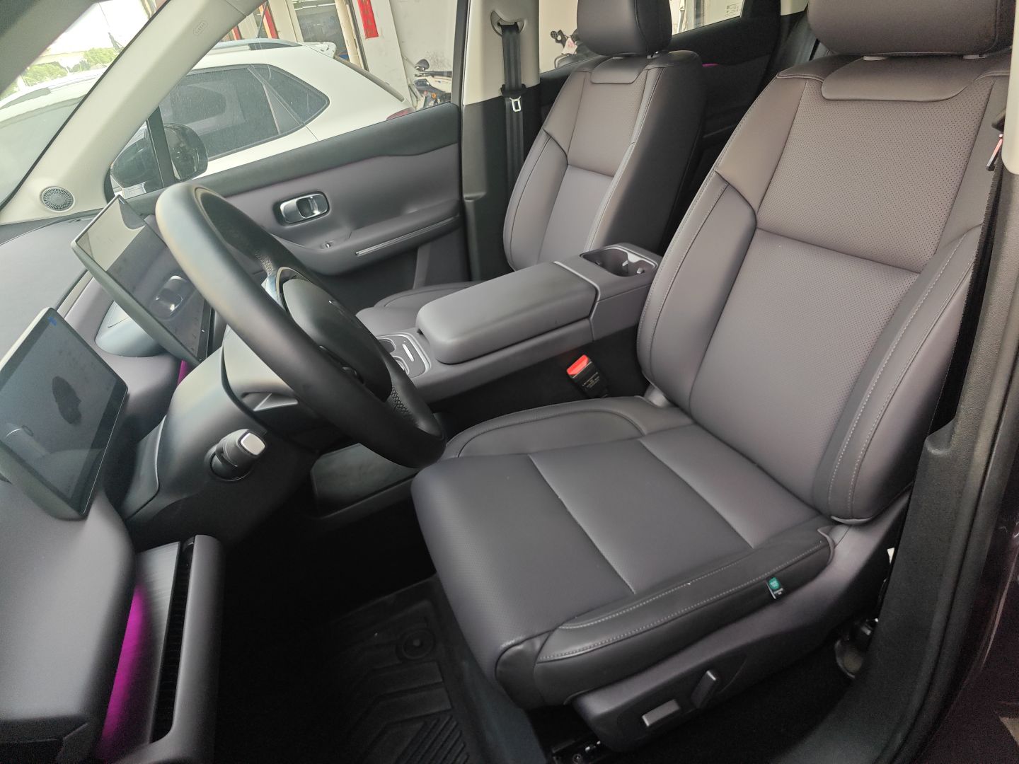 Переднее сиденье в автомобиле