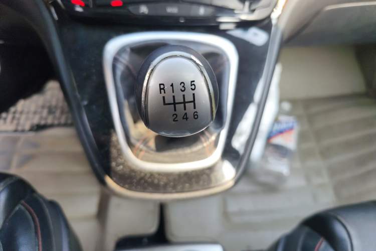 Used Haval H6 2015 Sport Edition 1.5T Manual Two-Wheel Drive Elite Model Gear Lever