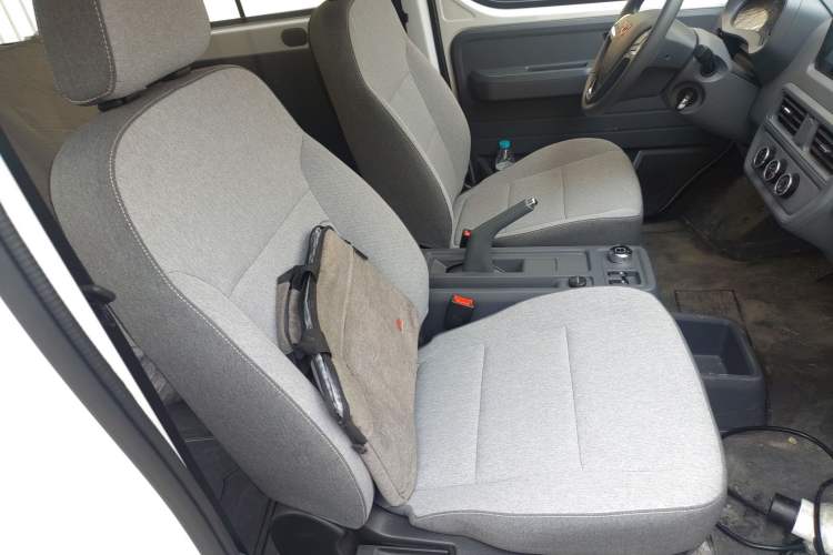 Used Wuling Yangguang 2024 300KM Comfort Version Passenger Van 75kW Right Front Seat