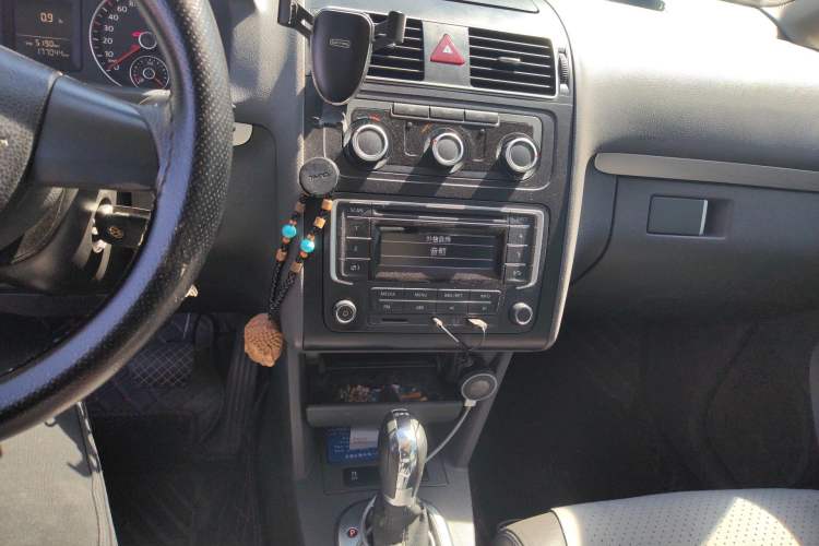 Used Volkswagen Touran 2015 1.4T DSG Comfort Edition 5 Seats Audio And AC Panel