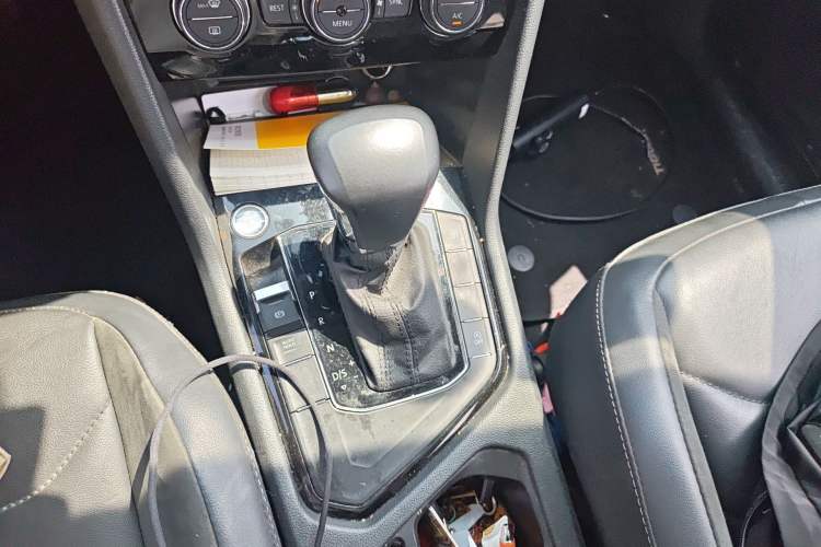 Used Volkswagen Tiguan L 2019 Updated Version 330TSI Automatic Two-Wheel Drive Panoramic Comfort Edition China VI Standard Gear Lever