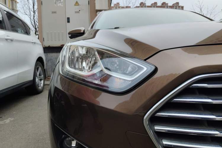 Used Ford Escort 2015 1.5L Automatic Fashion Model Right Front Headlight