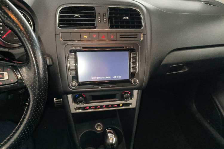 Used Volkswagen Polo 2014 1.6L Cross Polo Automatic Audio And AC Panel