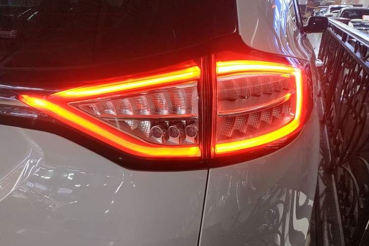 Used Ford Edge 2018 EcoBoost 245 Two-Wheel-Drive Platinum Edition 5 Seats
