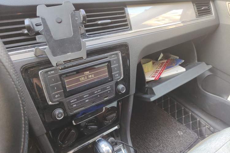 Used Volkswagen Bora 2013 1.6L Automatic Fashion Model Audio And AC Panel