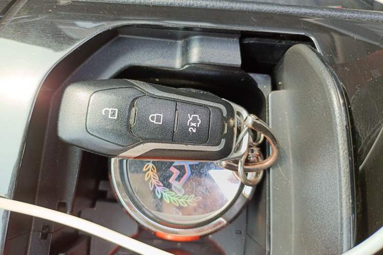 Used Ford Edge 2016 EcoBoost 245 Two-Wheel-Drive Titanium 7-Seater Vehicle Key