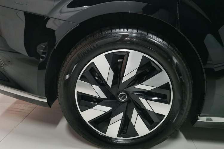 Used Volvo EM90 2025 Ultra Six-Seater