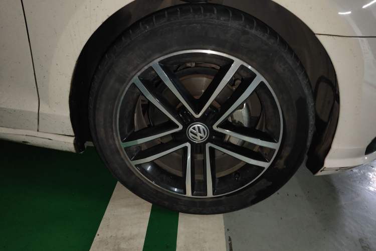 Used Volkswagen Lamando 2021 280TSI DSG Comfort Edition Right Front Wheel Hub