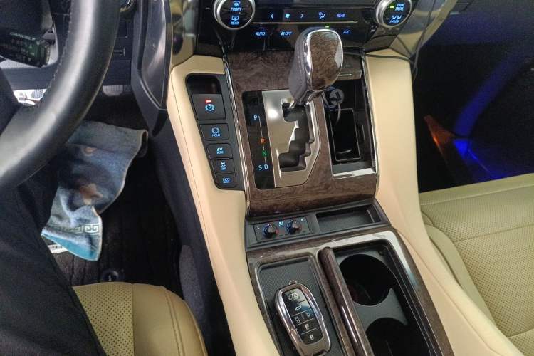 Used Toyota Alphard 2023 Dual-Motor 2.5L Premium Golden Edition
