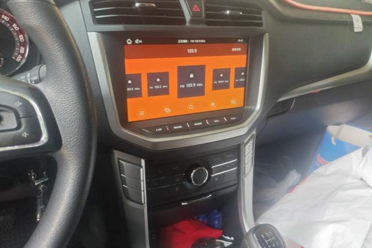 Used SAIC MAXUS T60 2017 2.4L Gasoline Manual Two-Wheel Drive High-Ride Elite Standard Van