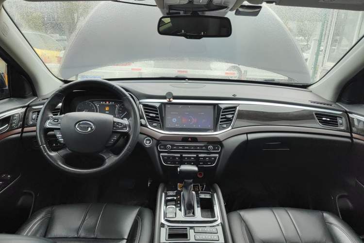 Used GAC Trumpchi GS8 2017 320T Two-Wheel Drive Luxury Smart Connectivity Version (7 Seats) Center Console