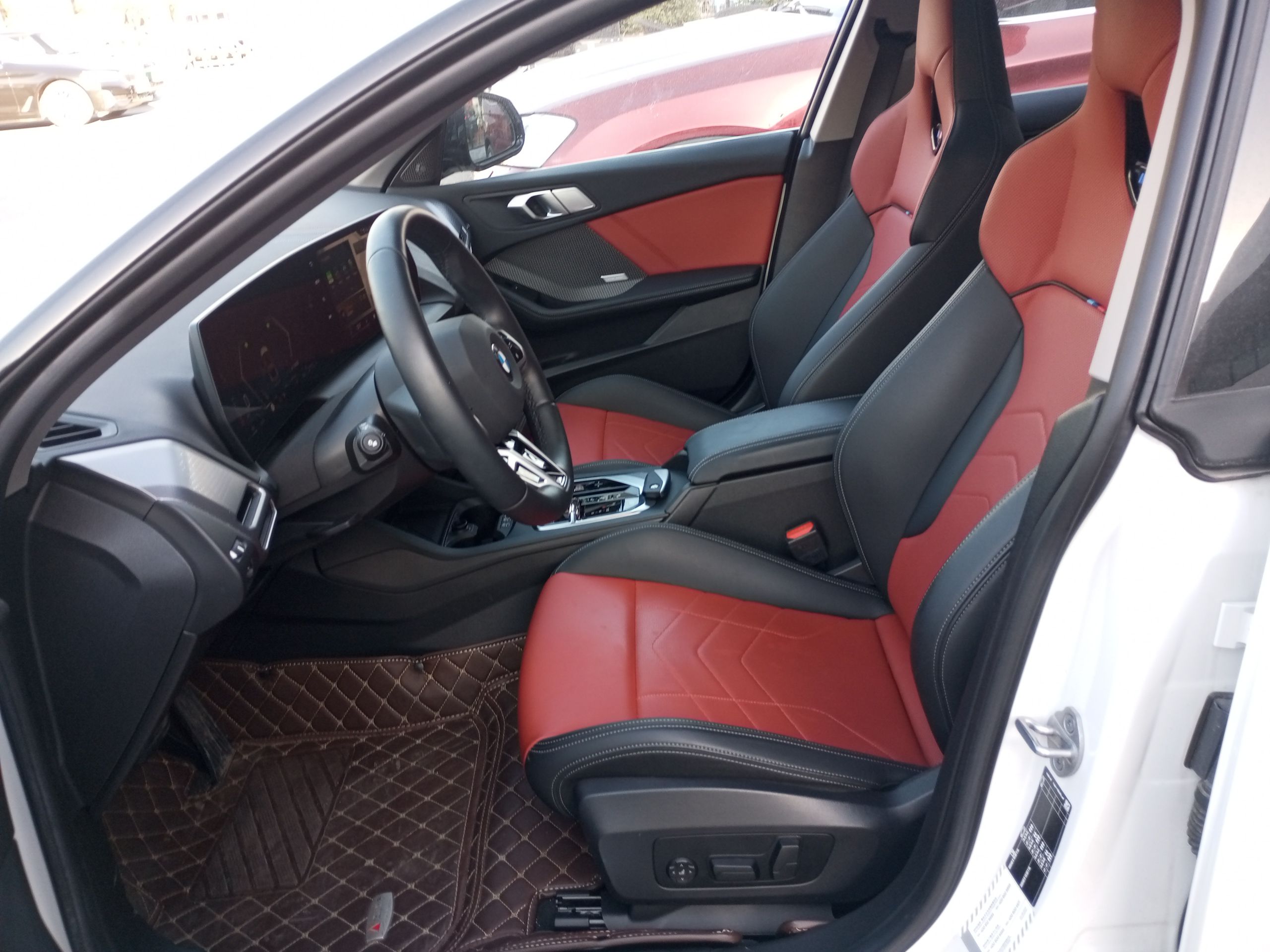 Переднее сиденье в автомобиле