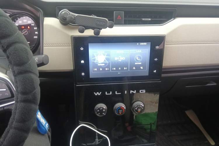 Used Wuling Hongguang PLUS 2020 1.5L Manual Comfort 7-Seater Audio And AC Panel