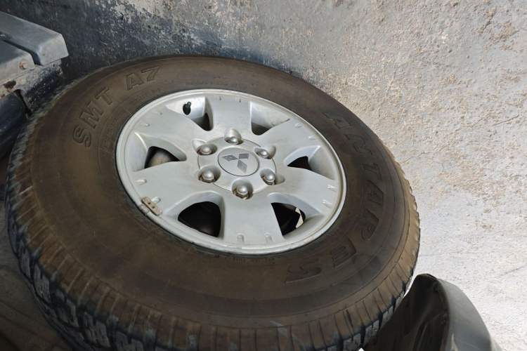 Used Mitsubishi Pajero 2011 V73 3.0L AT GLS Exterior 3