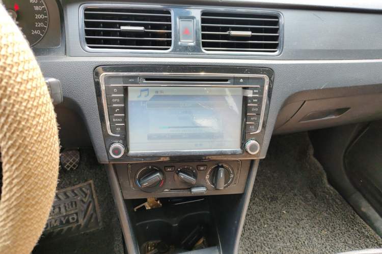 Used Volkswagen Santana 2013 1.6L Manual Fashion Edition Audio And AC Panel