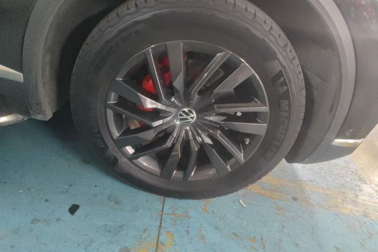 Used Volkswagen Touareg 2022 2.0 TSI Flagship Special Edition Right Front Wheel Hub